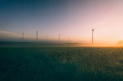 Comprendre les enjeux de la transition énergétique en 2026 : défis et perspectives clés